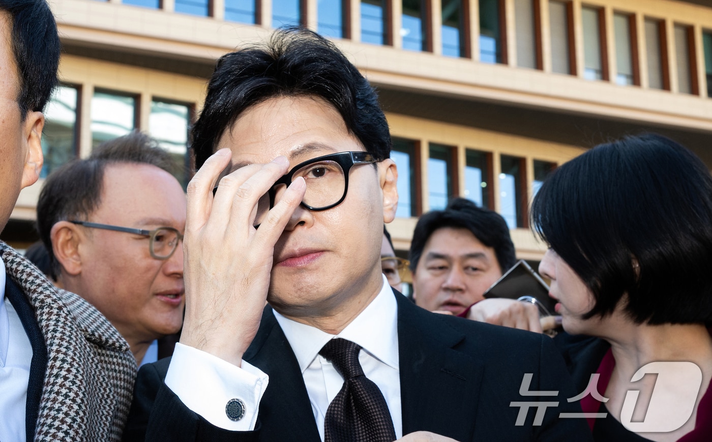 한동훈 전 국민의힘 대표가 지난 1월 29일 서울 여의도 국회 소통관에서 국민의힘 지도부의 제명 결정에 관한 입장 발표를 마치고 차량으로 향하고 있다. (공동취재) 2026.1.29/뉴스1 ⓒ News1 이승배 기자
