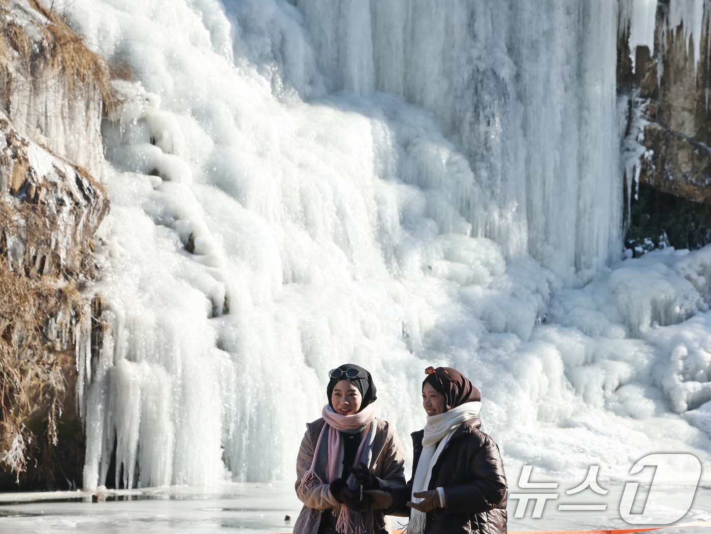 강추위가 이어지고 있는 29일 오후 서울 서대문구 홍제천 인공폭포가 얼어붙어 있다. 2026.1.29/뉴스1 ⓒ News1 황기선 기자