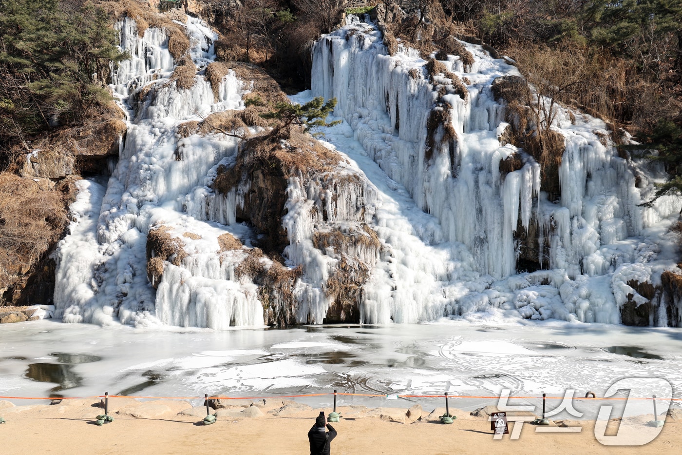 강추위가 이어지고 있는 29일 오후 서울 서대문구 홍제천 인공폭포가 얼어붙어 있다. 2026.1.29/뉴스1 ⓒ News1 황기선 기자
