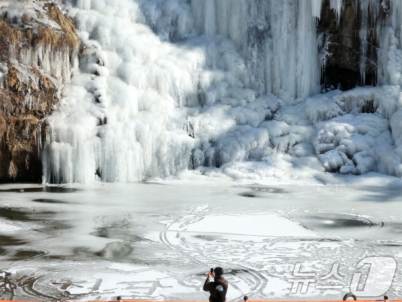 강추위가 이어지고 있는 29일 오후 서울 서대문구 홍제천 인공폭포가 얼어붙어 있다. 2026.1.29/뉴스1 ⓒ News1 황기선 기자