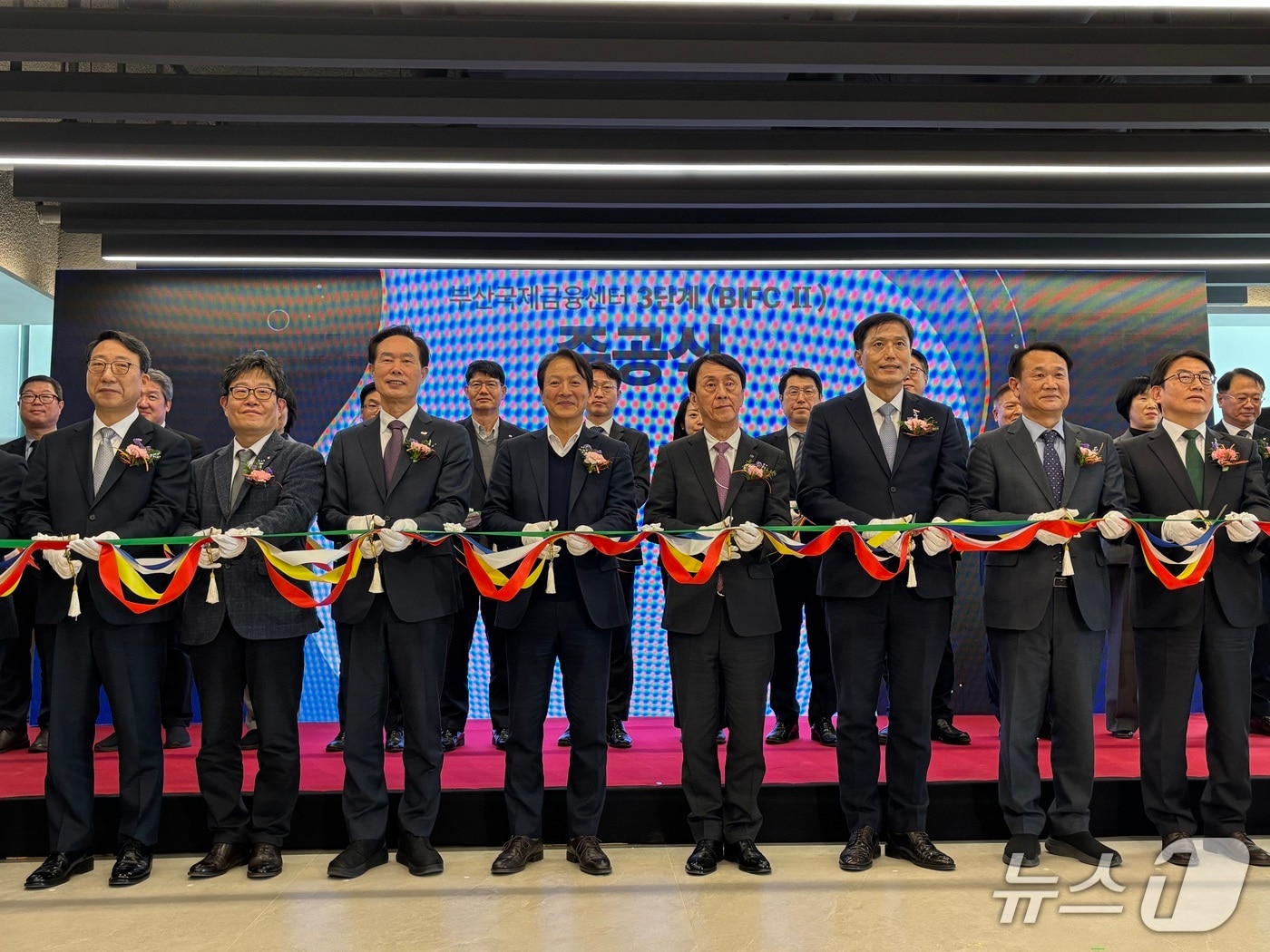 29일 열린 BIFC 3단계 준공식에서 주요 내빈들이 테이프 커팅에 앞서 기념촬영을 하는 모습 2026.1.29/뉴스1 ⓒ News1 홍윤 기자