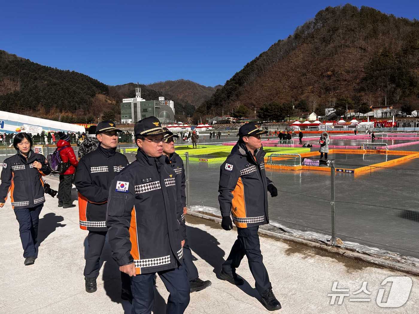오승훈 강원특별자치도 소방본부장, 화천 산천어축제장 안전 점검.(도소방본부 제공, 재판매 및 DB금지)