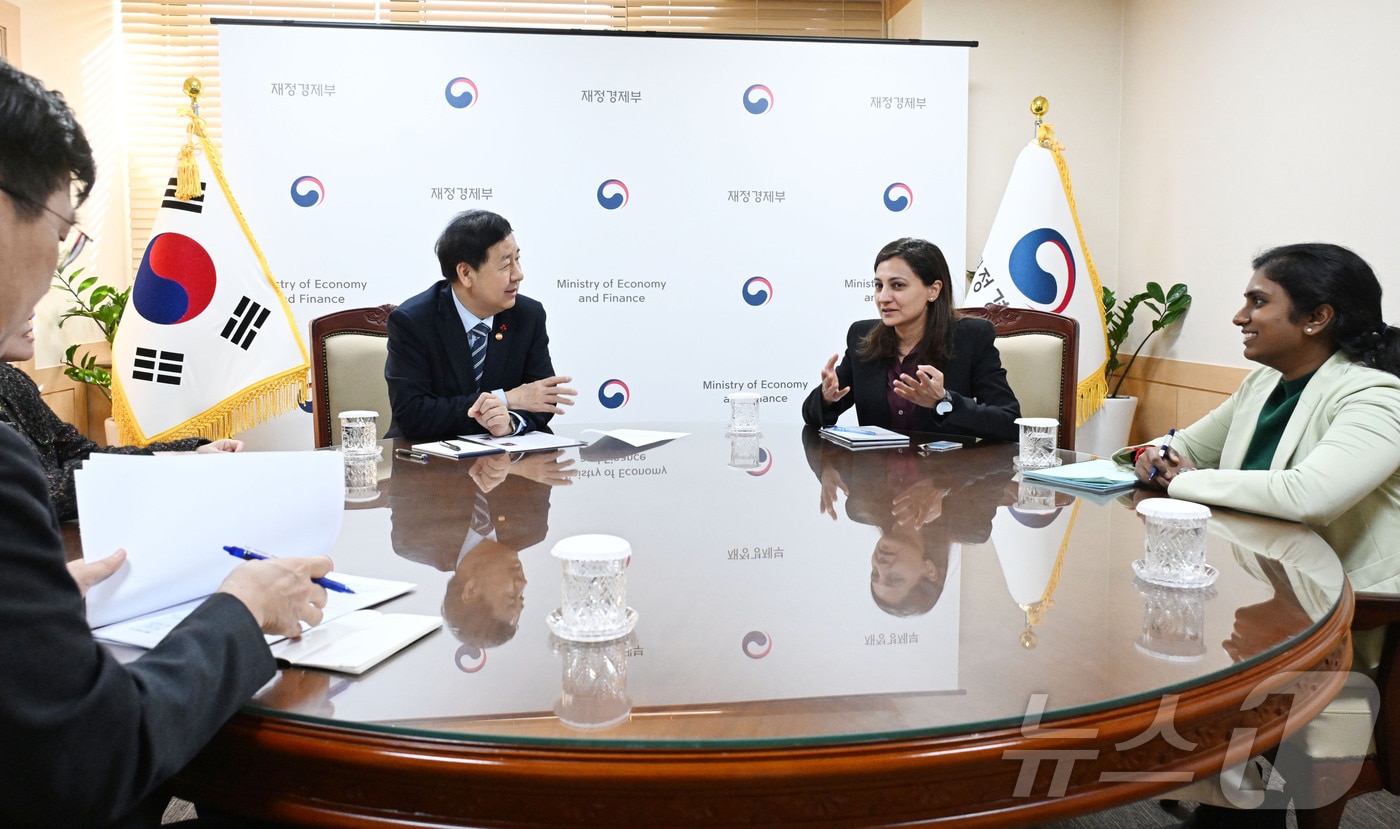 구윤철 부총리 겸 재정경제부 장관이 29일 서울 종로구 정부서울청사에서 아누슈카 샤 국제신용평가사 무디스(Moody's) 아태지역 국가신용등급 담당 이사와 면담을 하고 있다. (재정경제부 제공. 재판매 및 DB 금지) 2026.1.29 ⓒ 뉴스1