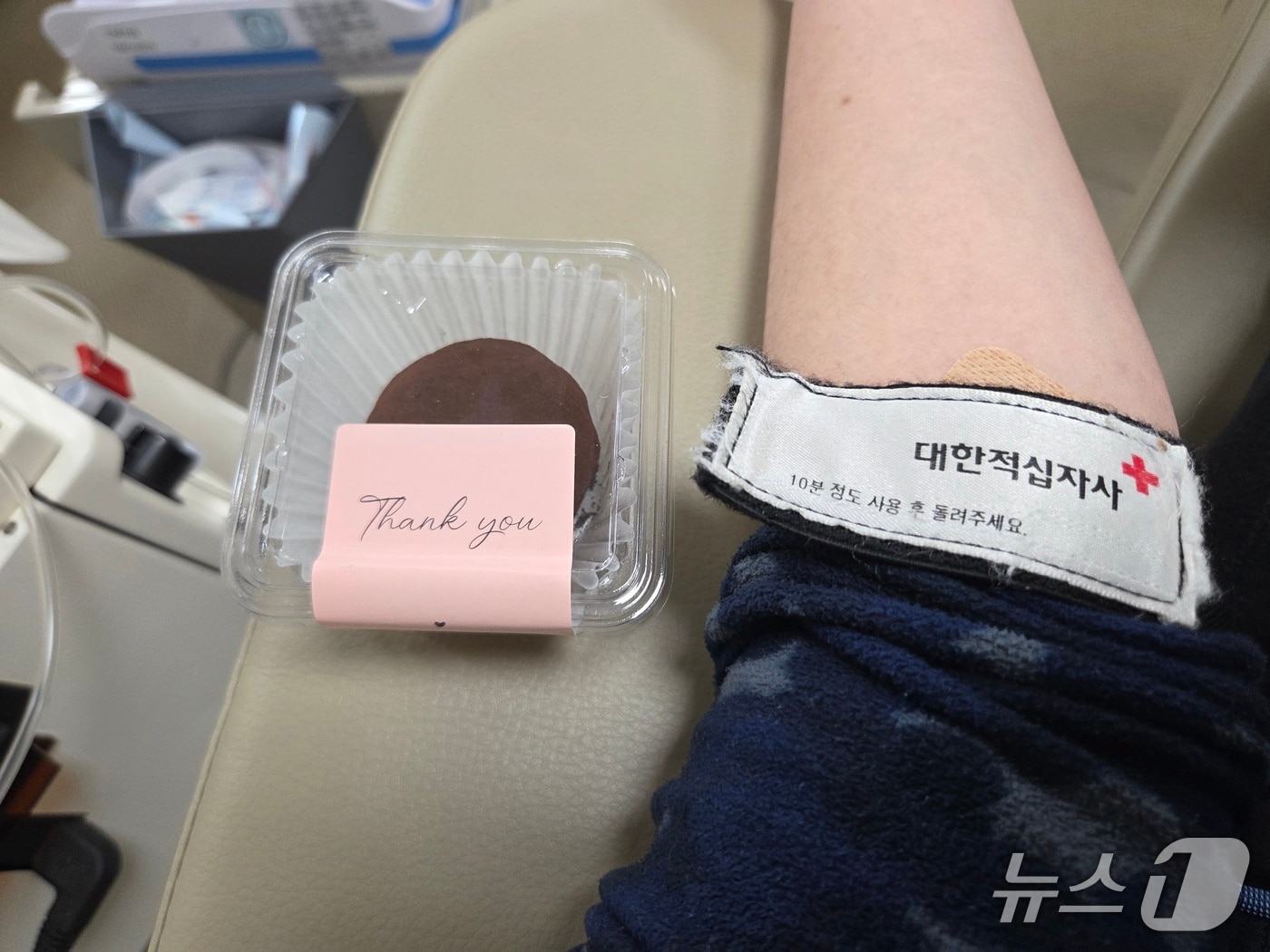 29일 대구 수성구 헌혈의집 신매광장센터에서 헌혈에 참여한 한 시민이 증정품으로 받은 ‘두바이 쫀득 쿠키’를 들고 있다. .2026.1.29/뉴스1 ⓒ News1 이성덕 기자