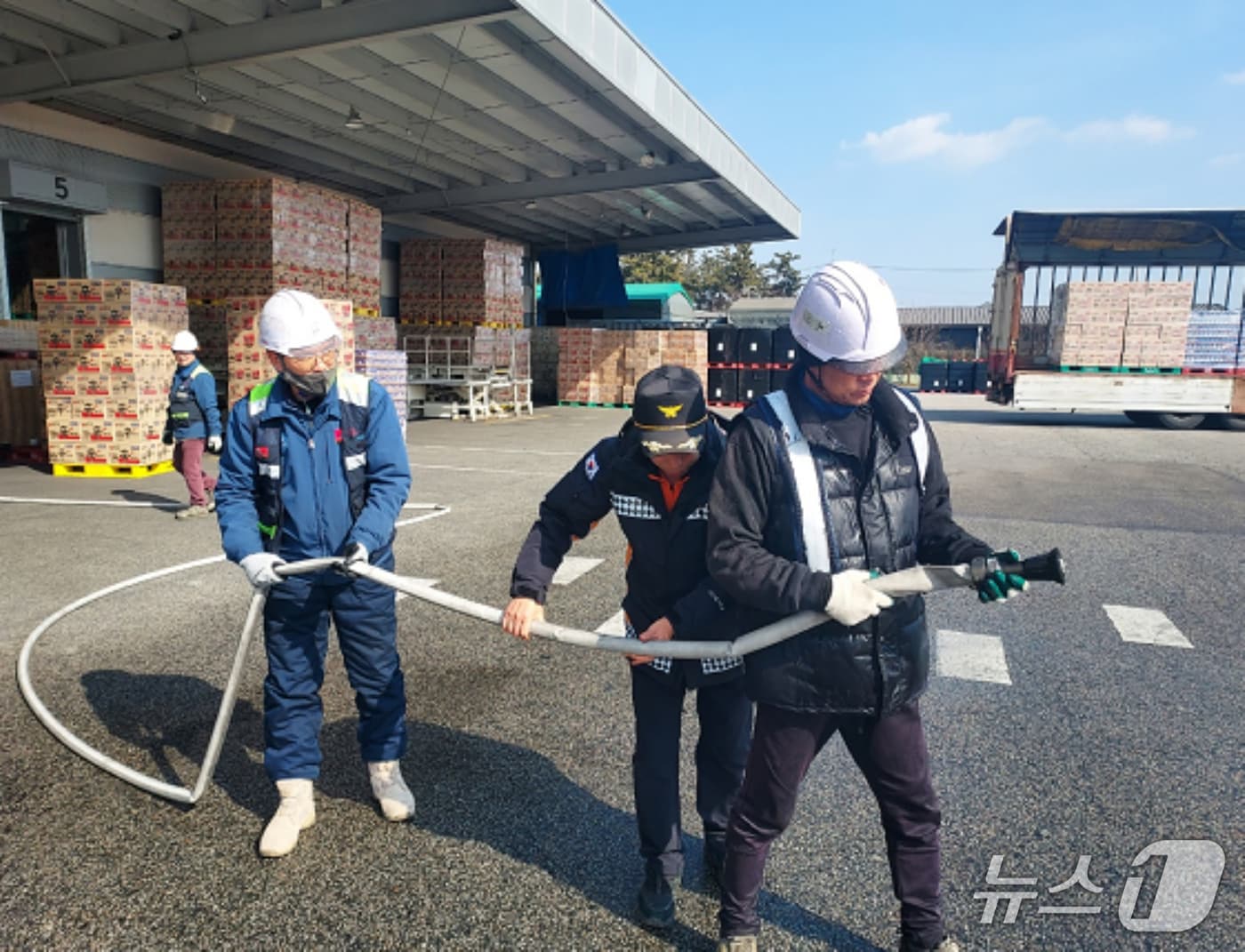 전북 소방이 현장점검 대상 시설 관계자들에게 소방 교육을 하고 있다.(전북소방본부 제공. 재판매 및 DB금지)