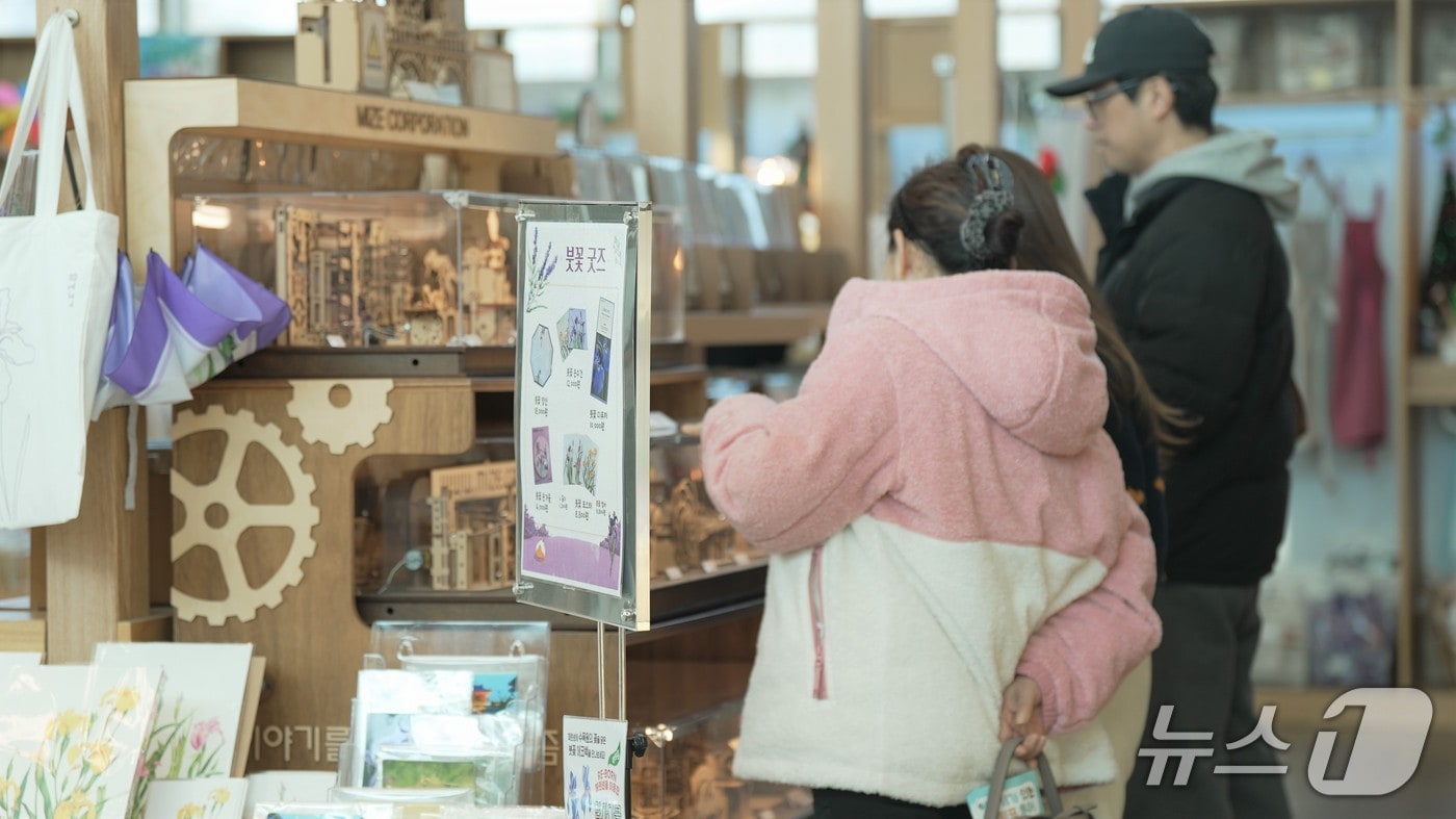 가든샵 구경하는 관람객(한국수목원정원관리원 제공.재판매 및 DB 금지) /뉴스1
