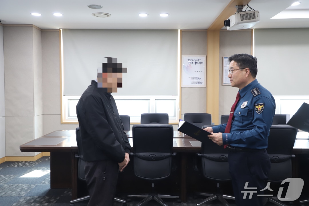 부산 사상경찰서 관계자가 보이스피싱 피해를 막은 택시기사에게 감사장을 전달하고 있다.(사상경찰서 제공. 재판매 및 DB 금지)