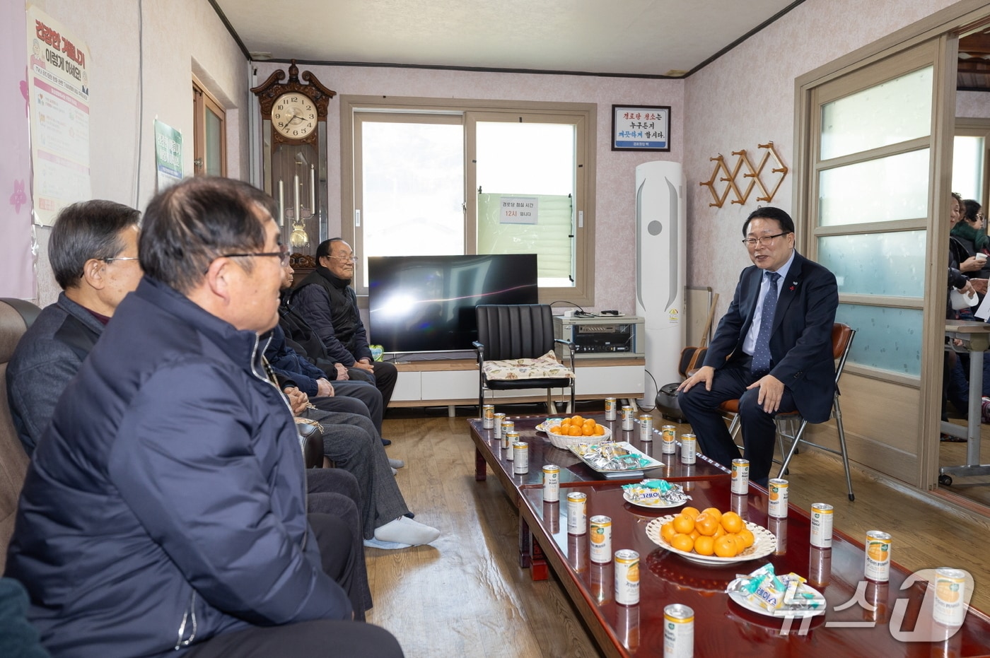 29일 정헌율 익산시장이 경로당을 찾아 한파 속 노인들의 안전을 점검했다.(익산시 제공. 재판매 및 DB 금지)