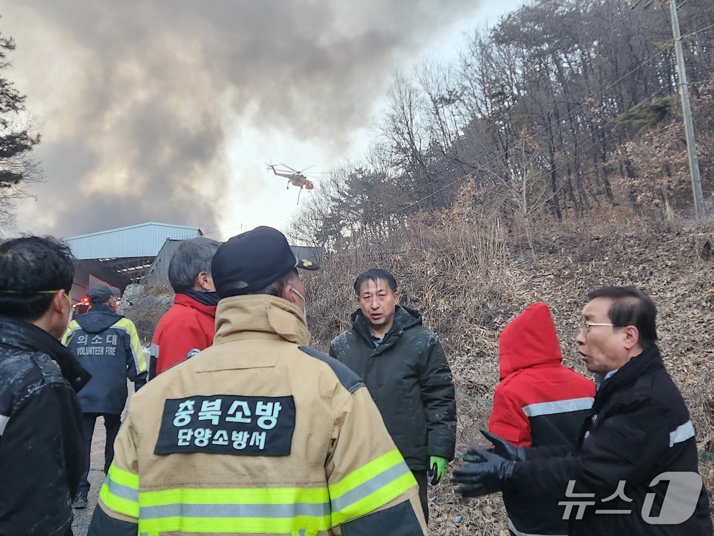 단양군 매포읍 폐기물 업체에서 난 화재가 야산으로 확산, 소방이 진화에 나서고 있다. (단양군 제공. 재판매 및 DB금지)/뉴스1