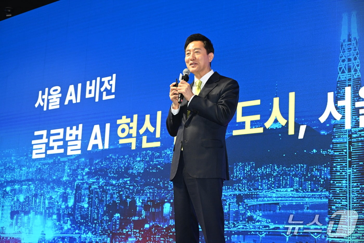 오세훈 서울시장이 지난해 3월 11일 코엑스에서 개최된 'AI SEOUL 2025'행사에서 '글로벌 AI 혁신도시, 서울'이라는 주제로 비전 발표하고 있다.(서울시 제공)