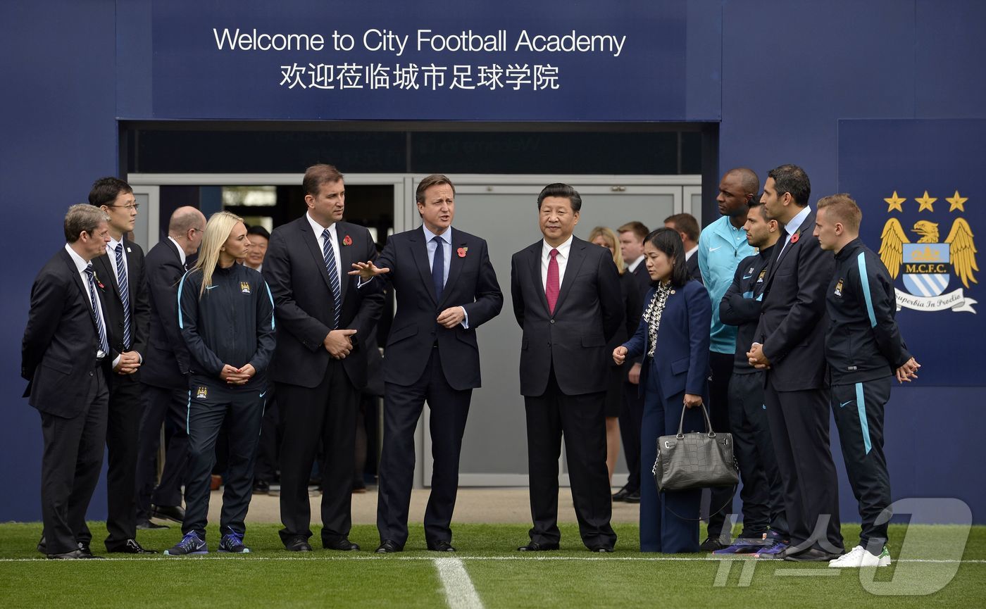 지난 2015년 10월 23일 영국에서 맨체스터시티의 훈련장을 찾은 시진핑 중국 국가주석(가운데 오른쪽). 2015.10.23 ⓒ AFP=뉴스1 ⓒ News1 이지예 객원기자