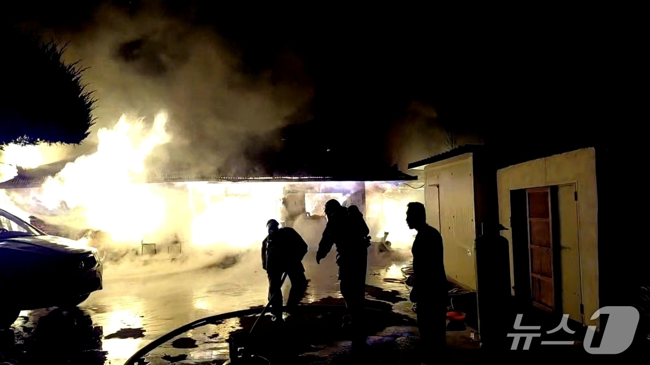강원 삼척 원덕읍 주택화재 현장.(강원도소방본부 제공, 재판매 및 DB금지)