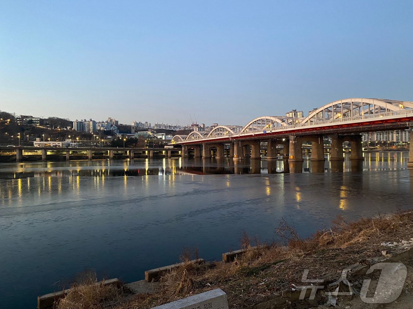 아침 기온이 최저 -14도까지 떨어지며 강추위가 이어지고 있는 3일 서울 한강이 얼어붙어 있다. 이번 한강 결빙은 평년보다 7일, 지난 겨울보다 37일 빠르게 나타났다. (기상청 제공. 재판매 및 DB 금지) 2026.1.3/뉴스1