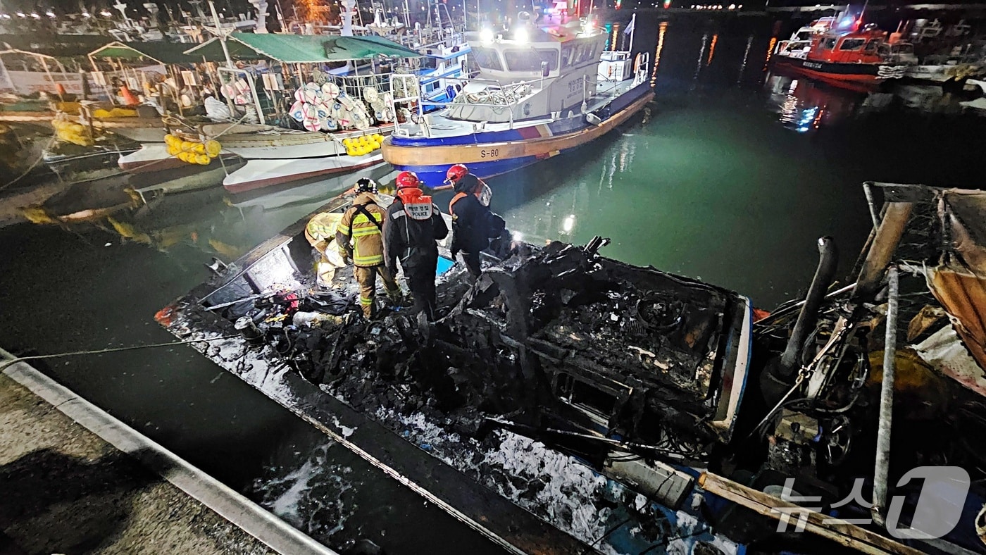 경남 통영시 용남면 견유항 내 계류하고 있던 연안통발어선에서 불이 났다. (통영해경 제공. 재판매 및 DB금지)