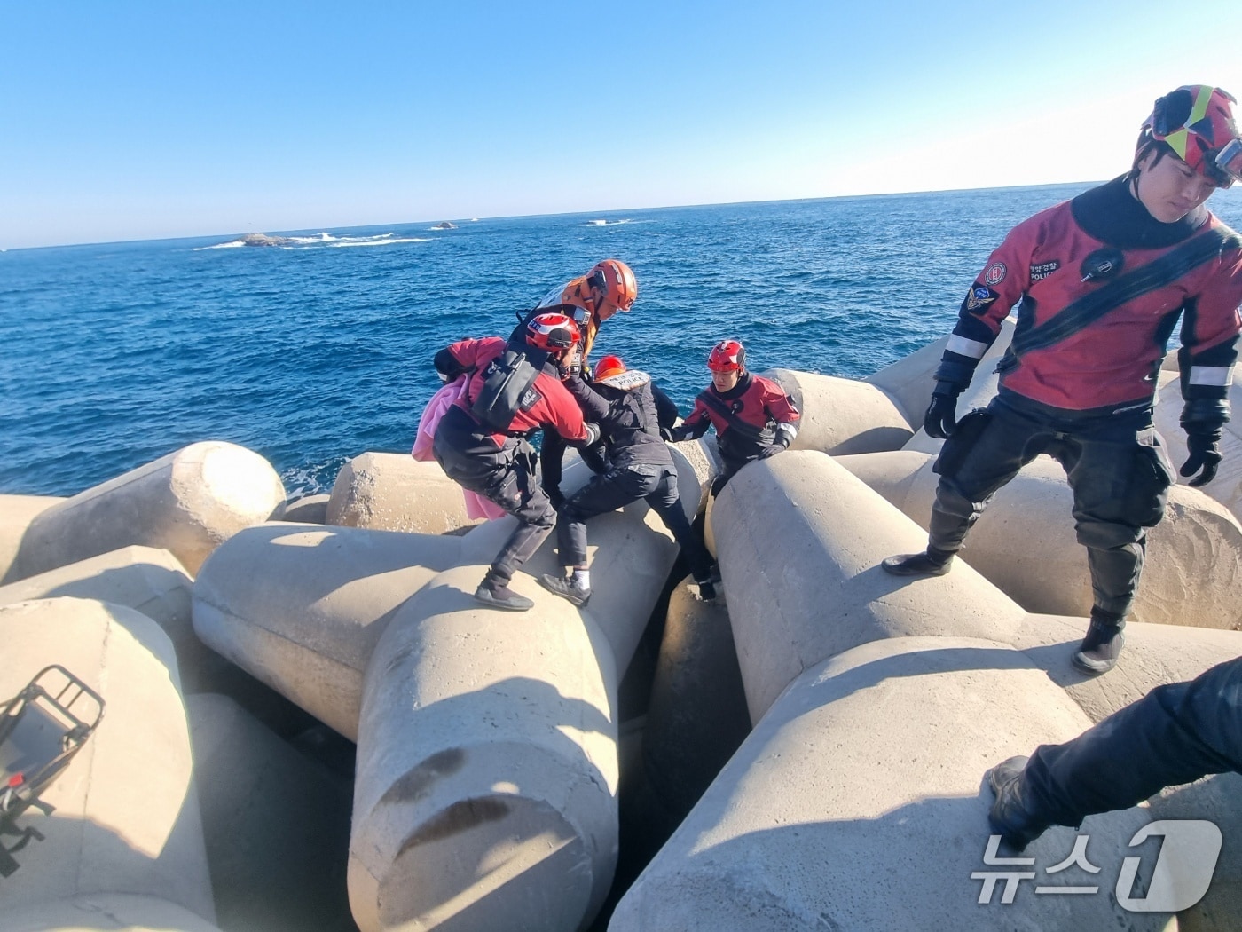 강원 장사항 테트라포드에 추락한 50대 남성 구조 (속초해경 제공, 재판매 및 DB금지) 뉴스1