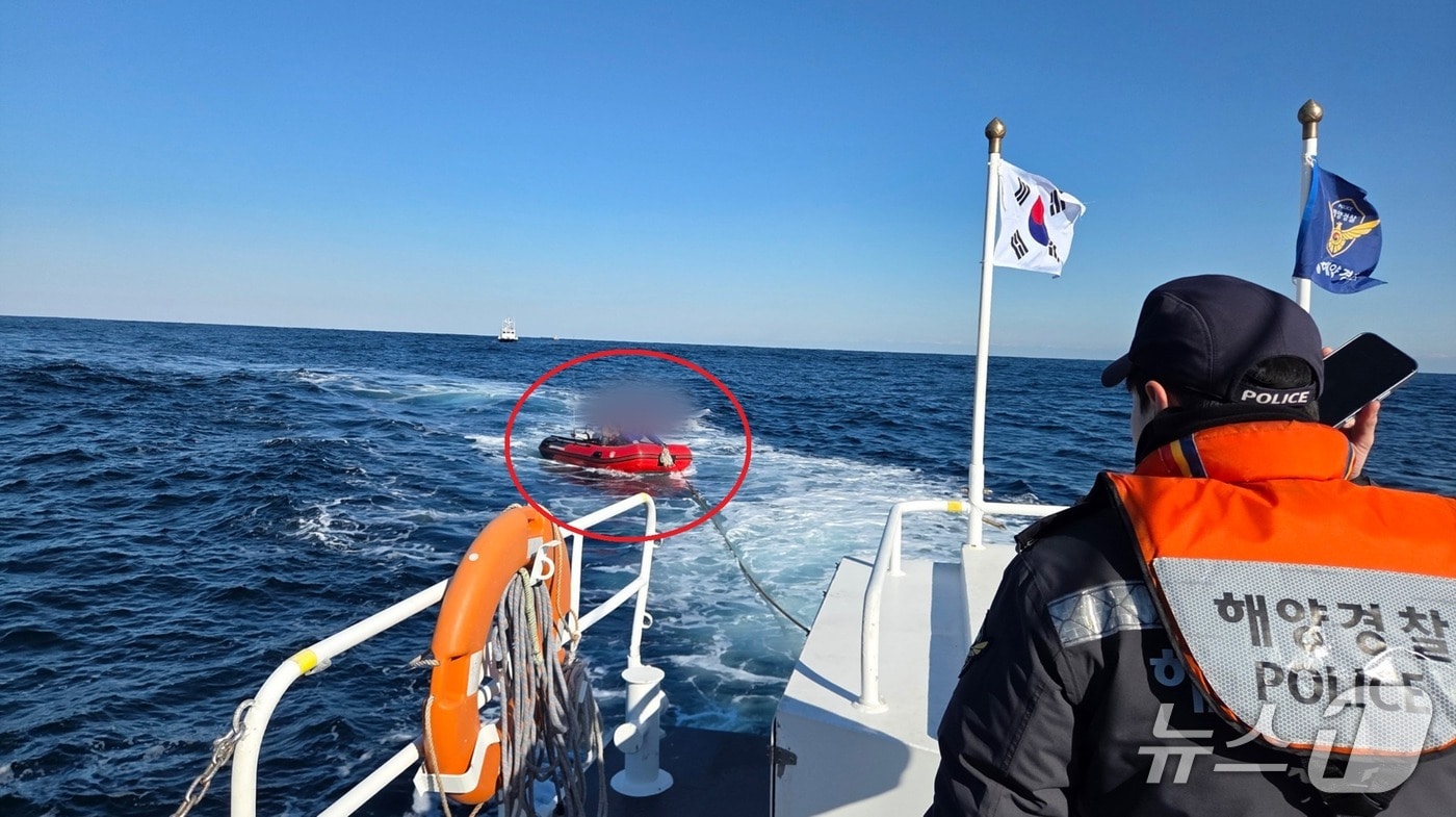 강원 동해해양경찰서, 동해 대진항 북동쪽 약 4㎞ 해상서 기관고장으로 표류중인 모터보트 탑승자 구조 현장.(동해해경 제공, 재판매 및 DB금지)