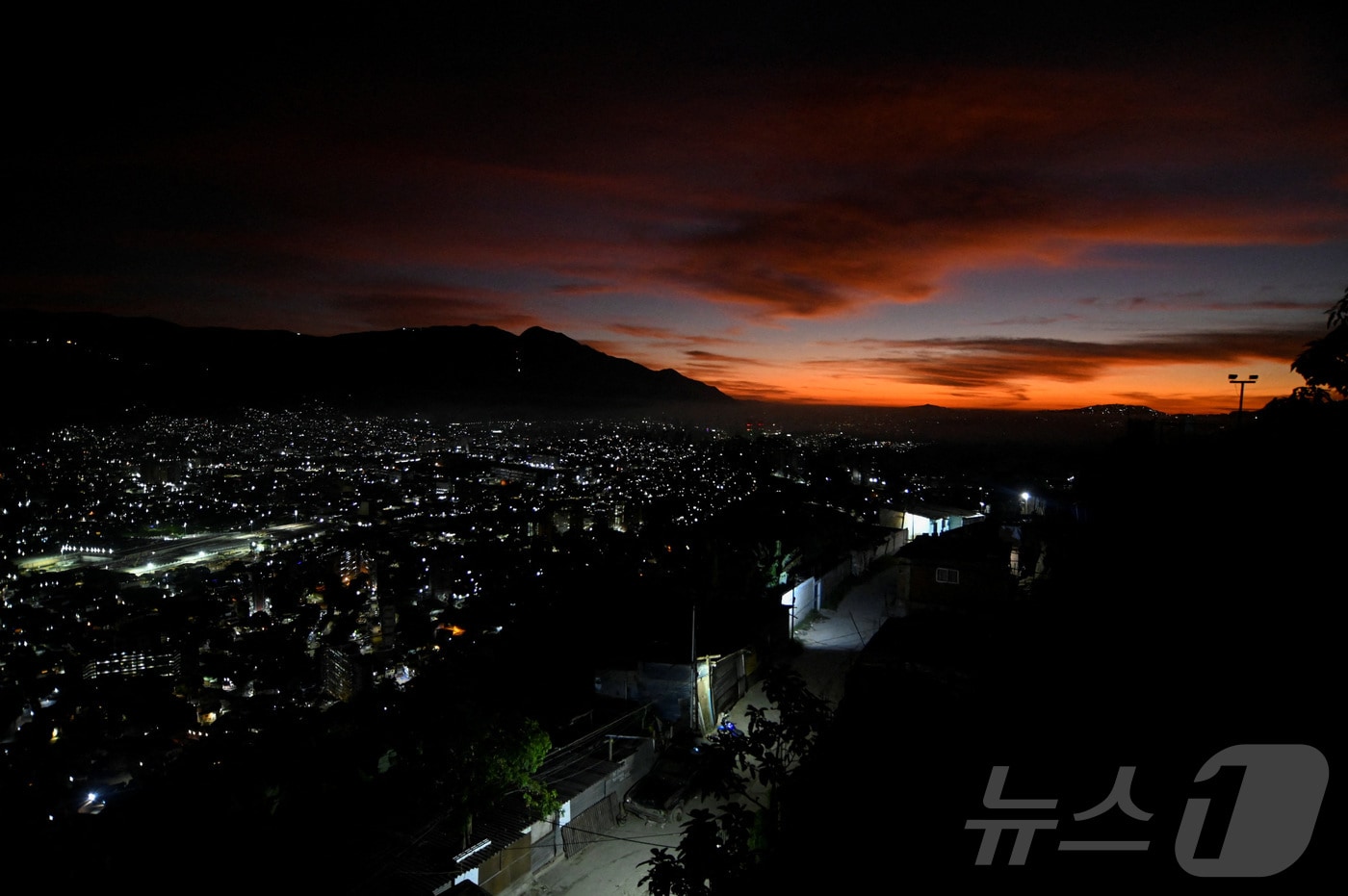 3일(현지시간) 도널드 트럼프 미국 대통령이 베네수엘라를 공습해 니콜라스 마두로 대통령을 생포하면서 갈등이 고조되고 있는 가운데 베네수엘라 수도 카라카스에 일출이 떠오르고 있다. ⓒ 로이터=뉴스1