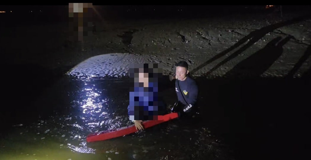 태안 갯벌에 고립된 요구조자 구조 모습.(태안해경 제공. 재판매 및 DB금지)/뉴스1