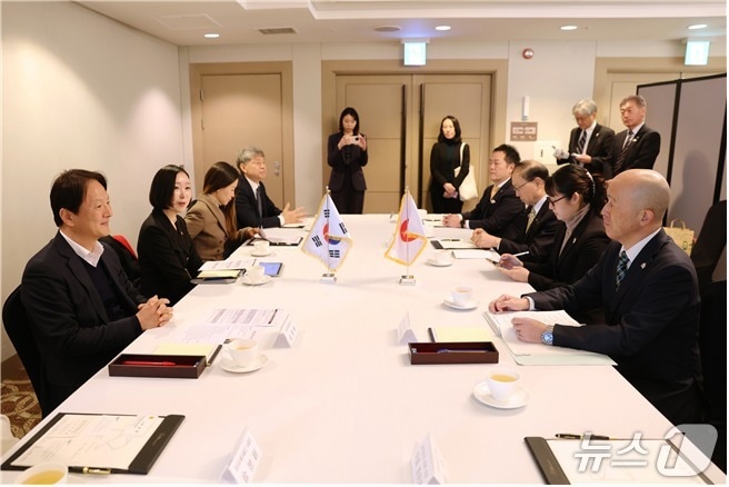 성희엽 미래혁신부시장(왼쪽)이 부산을 찾은 홋카이도 대표단을 접견하고 양 도시 간 교류 확대 방안을 논의하고 있다.(부산시 제공. 재판매 및 DB금지)