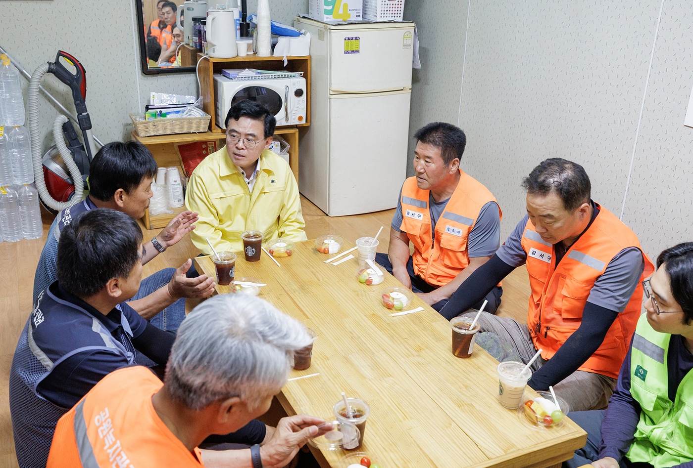 진교훈 서울 강서구청장이 폭염 대비 현장 근로자 안전을 점검하고 있다.(강서구 제공)