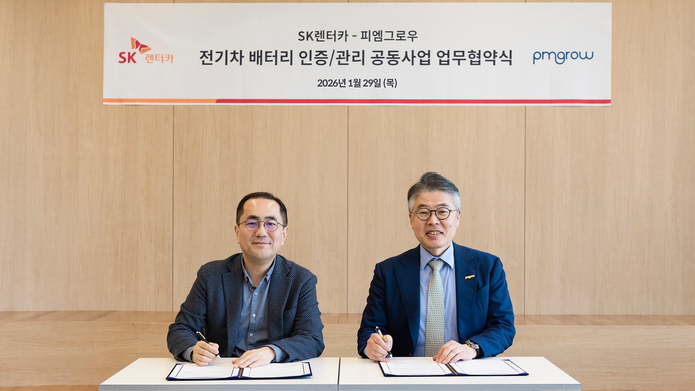 29일 서울 중구 SK렌터카 본사에서 박재홍 피엠그로우 대표이사와 이정환 SK렌터카 대표이사(사진 왼쪽)가 데이터 기반 전기차 배터리 서비스 업무 협약을 체결하고 기념 촬영을 하고 있다. (SK렌터카 제공)