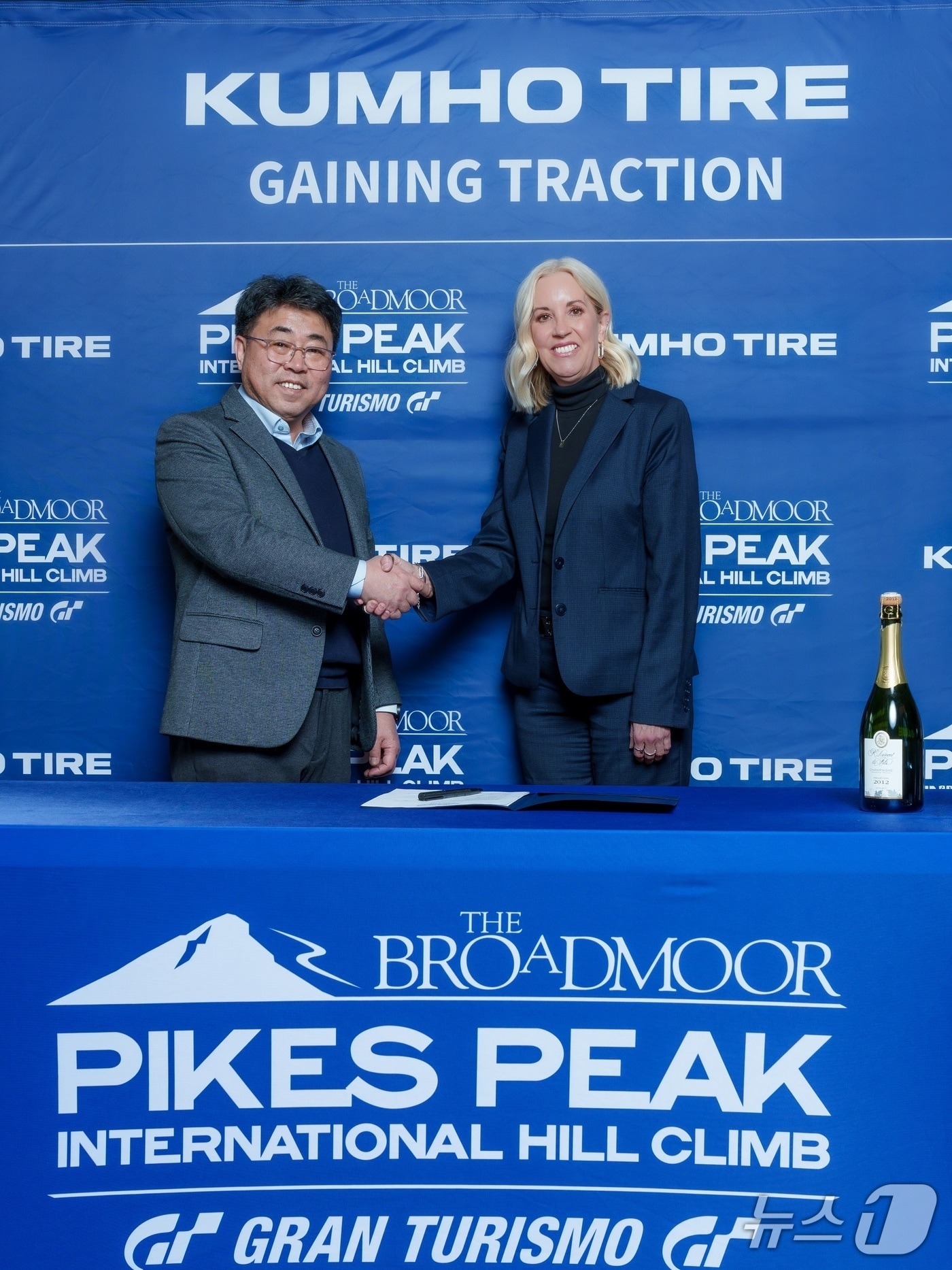  금호타이어 북미마케팅부문 윤장혁 상무(왼쪽), '파이크스 피크 인터내셔널 힐 클라임'(PPIHC) 멜리사 아이크호프 CEO가 차세대 드라이버 육성을 위한 신규 파트너십을 체결하고 사진촬영을 하고 있다.(금호타이어 제공)