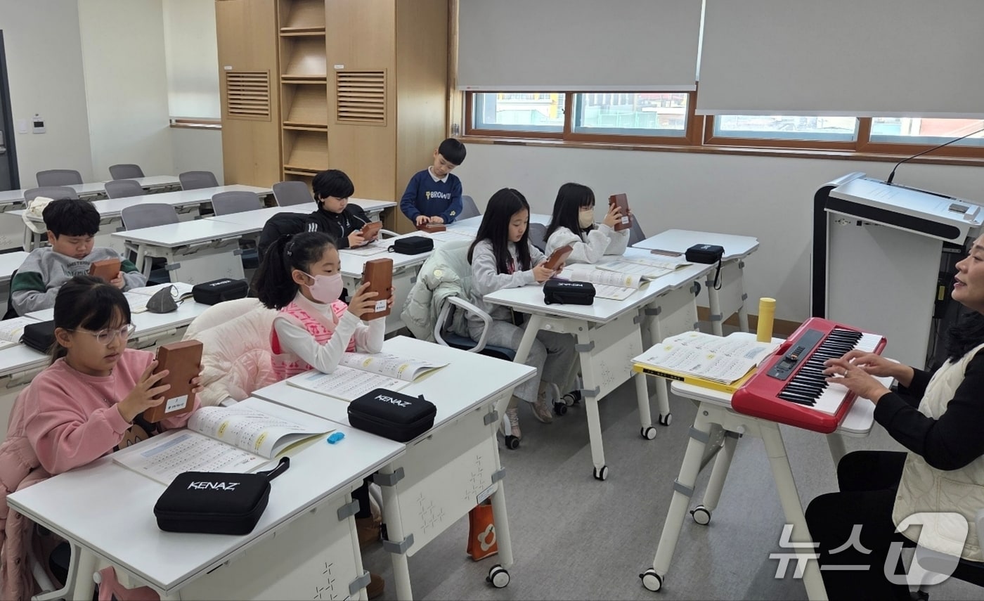 충북 증평교육도서관은 1~2월 초등학생을 대상으로 AI와 독서·예술을 융합한 인공지능 특강 프로그램을 운영한다.(괴산증평교육지원청 제공, 재판매 및 DB금지)/뉴스1