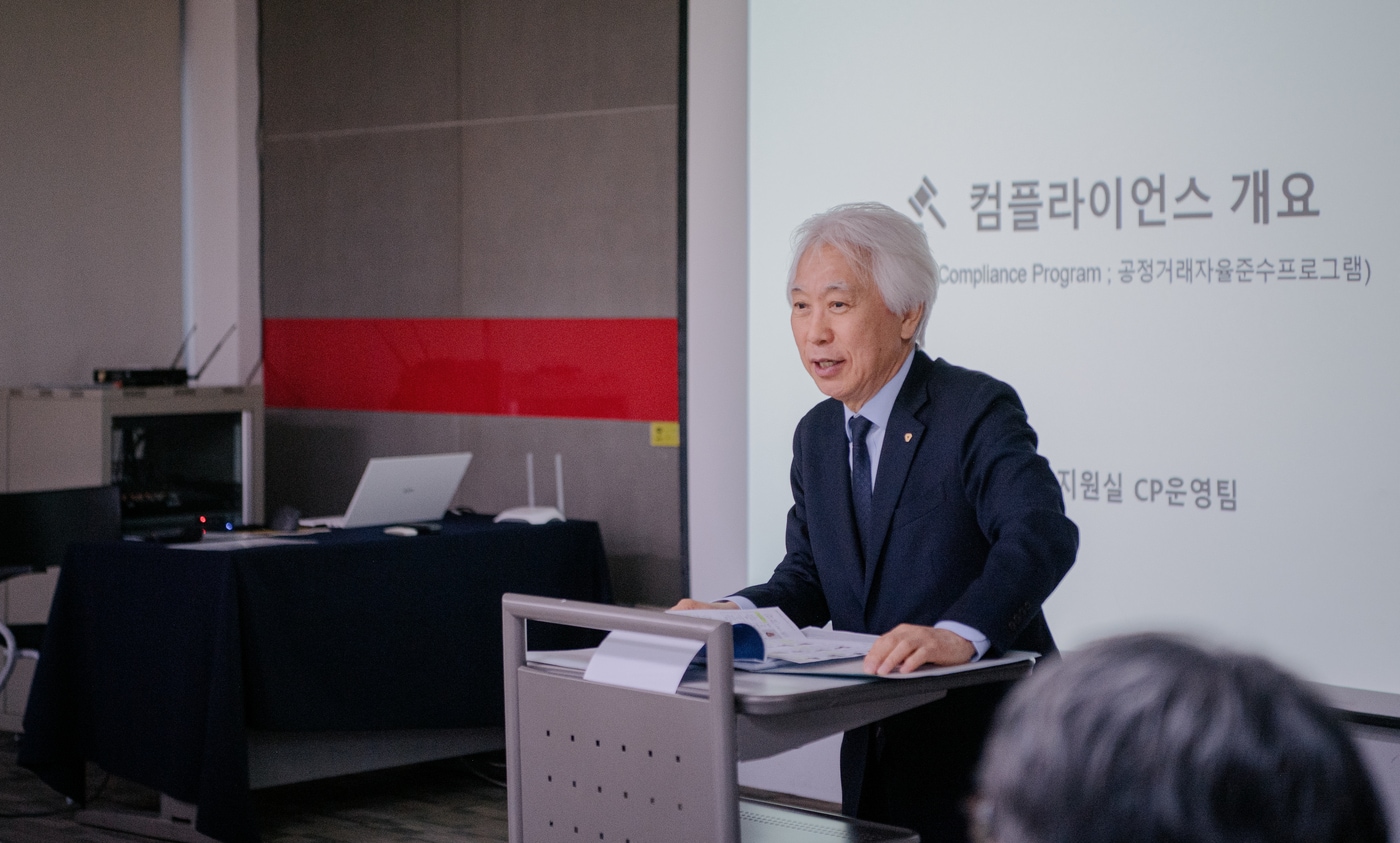 유태호 태광산업 대표가 29일 대전연수원에서 진행된 '승진자 교육'에서 2026년을 지속 가능한 성장 기반을 확보하는 해로 만들겠다고 강조하고 있다(태광산업 제공). ⓒ 뉴스1