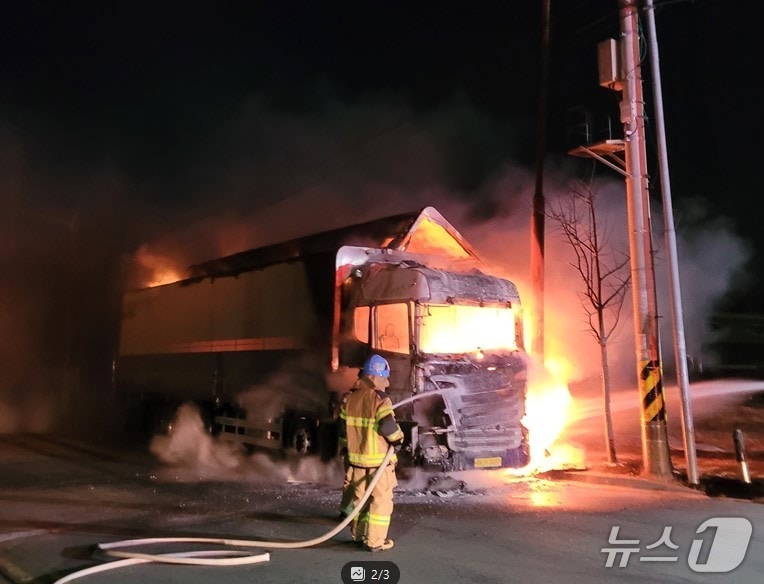 30일 오전 2시33분쯤 경북 구미시 공단동에서 화물차를 예열하던 중 불이나 소방 당국이 진화하고 있다.(경북소방본부 제공. 재판매 및 DB 금지)2026.1.20/뉴스1