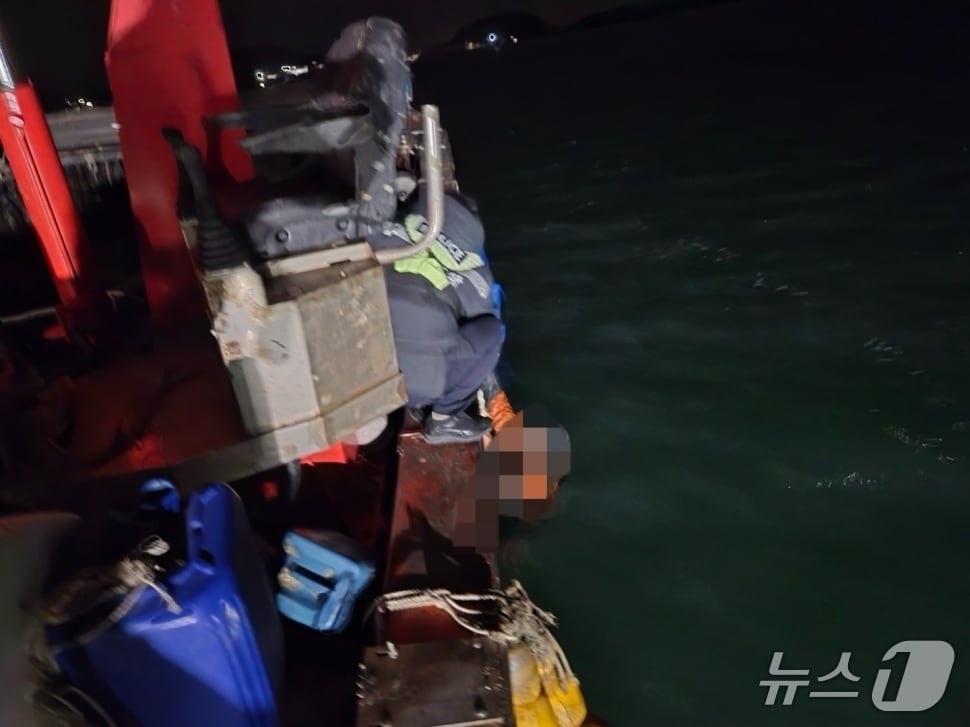 29일 오후 8시 33분쯤 전남 해남군 송지면 엄남포항 인근에서 50대 A 씨가 해상에 추락, 완도해경이 구조하고 있다. (완도해경 제공. 재판매 및 DB 금지)