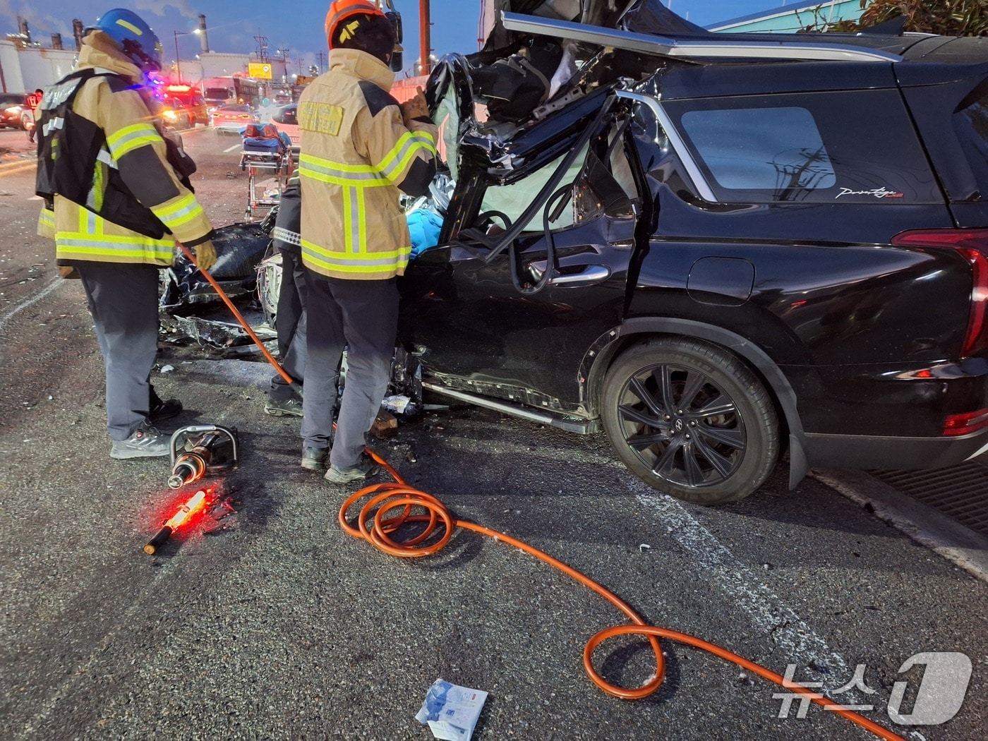 30일 오전 6시 33분쯤 여수시 월내동에서 SUV와 통근버스가 충돌했다. (전남소방본부 제공. 재판매 및 DB금지)