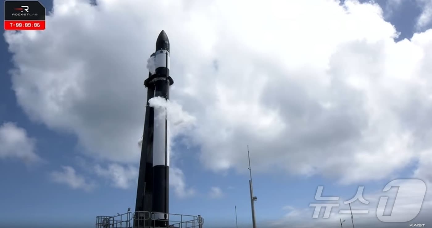 30일 오전(한국시간) 한국의 초소형 군집위성 \'네온샛(NEONSAT)\' 성능 검증용 위성이 로켓랩 사의 일렉트론 발사체에 실린 채 뉴질랜드 마히아 발사장에서 대기 중인 모습. 2026.01.30/뉴스1(유튜브 갈무리) ⓒ News1 김민수 기자