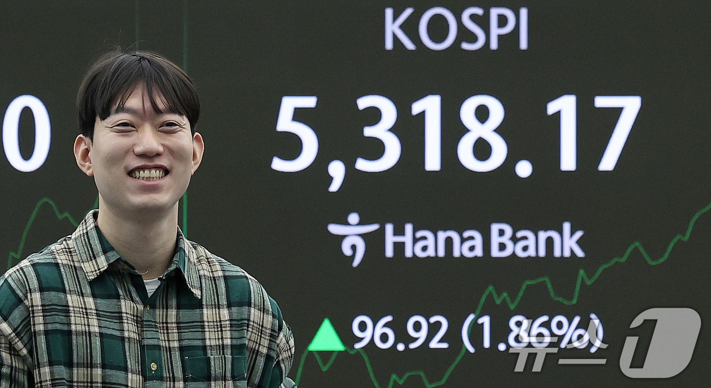 코스피가 장중 5300선을 돌파한 30일 오전 서울 중구 하나은행 본점 딜링룸 전광판에 장초반 시황이 나타나고 있다. 2026.1.30/뉴스1 ⓒ News1 박지혜 기자