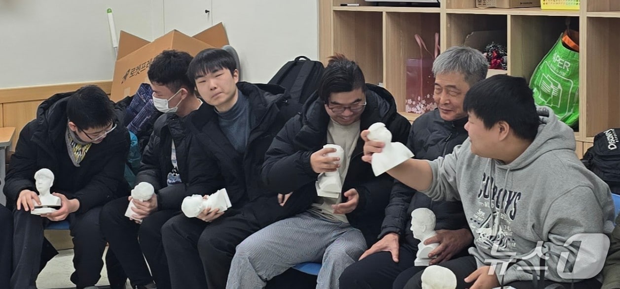 자신의 3D 흉상을 만져보는 대전맹학교 졸업생(대전시교육청 제공) /뉴스1