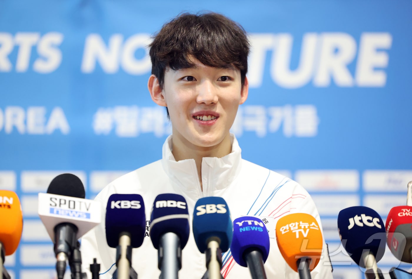 2026 밀라노·코르티나담페초 동계올림픽에 출전하는 대한민국 쇼트트랙 대표팀의 임종언이 30일 오전 인천국제공항 제2터미널을 통해 이탈리아 밀라노로 출국 전 취재진과 공식 인터뷰를 하고 있다. 2026.1.30/뉴스1 ⓒ News1 김진환 기자