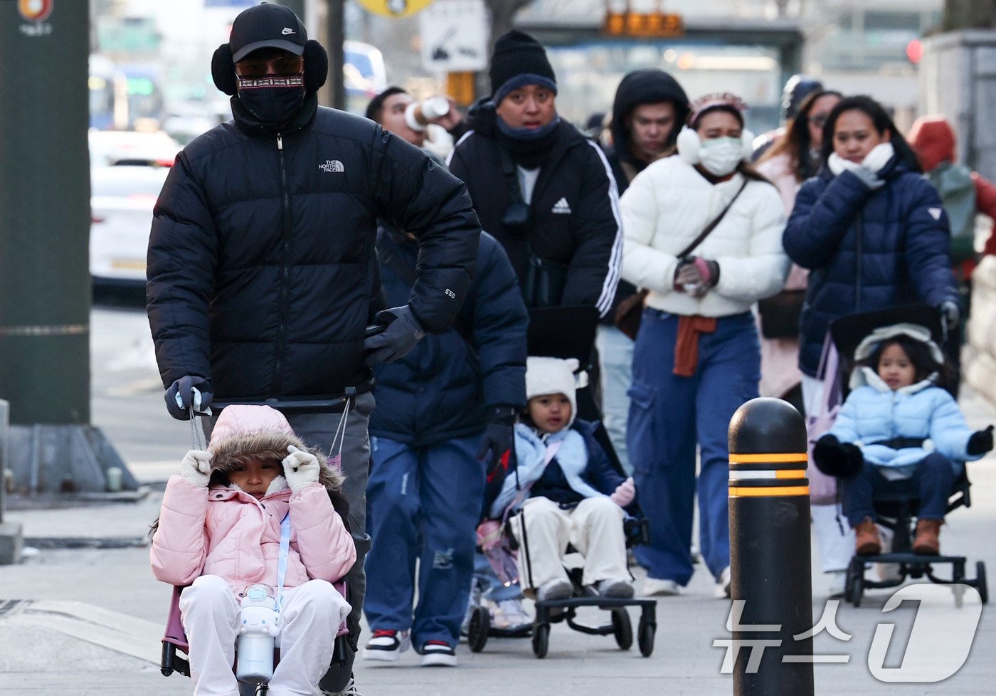 한파가 이어지는 30일 서울 중구 을지로입구역 인근 거리에서 관광객들이 발걸음을 옮기고 있다. 2026.1.30/뉴스1 ⓒ News1 최지환 기자