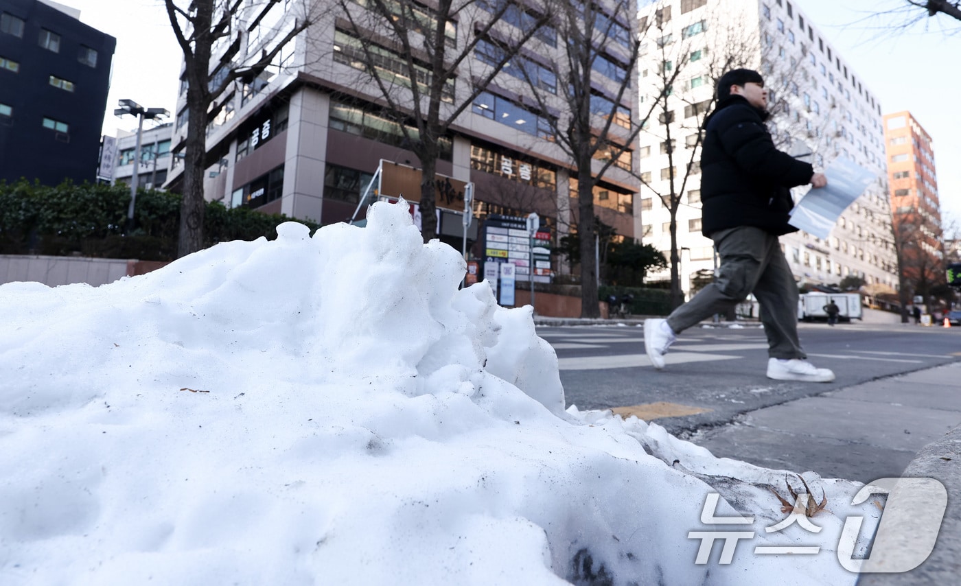 한파가 이어지는 30일 서울 종로구 세종문화회관 인근 거리에 눈이 쌓여 있다. 2026.1.30/뉴스1 ⓒ News1 최지환 기자