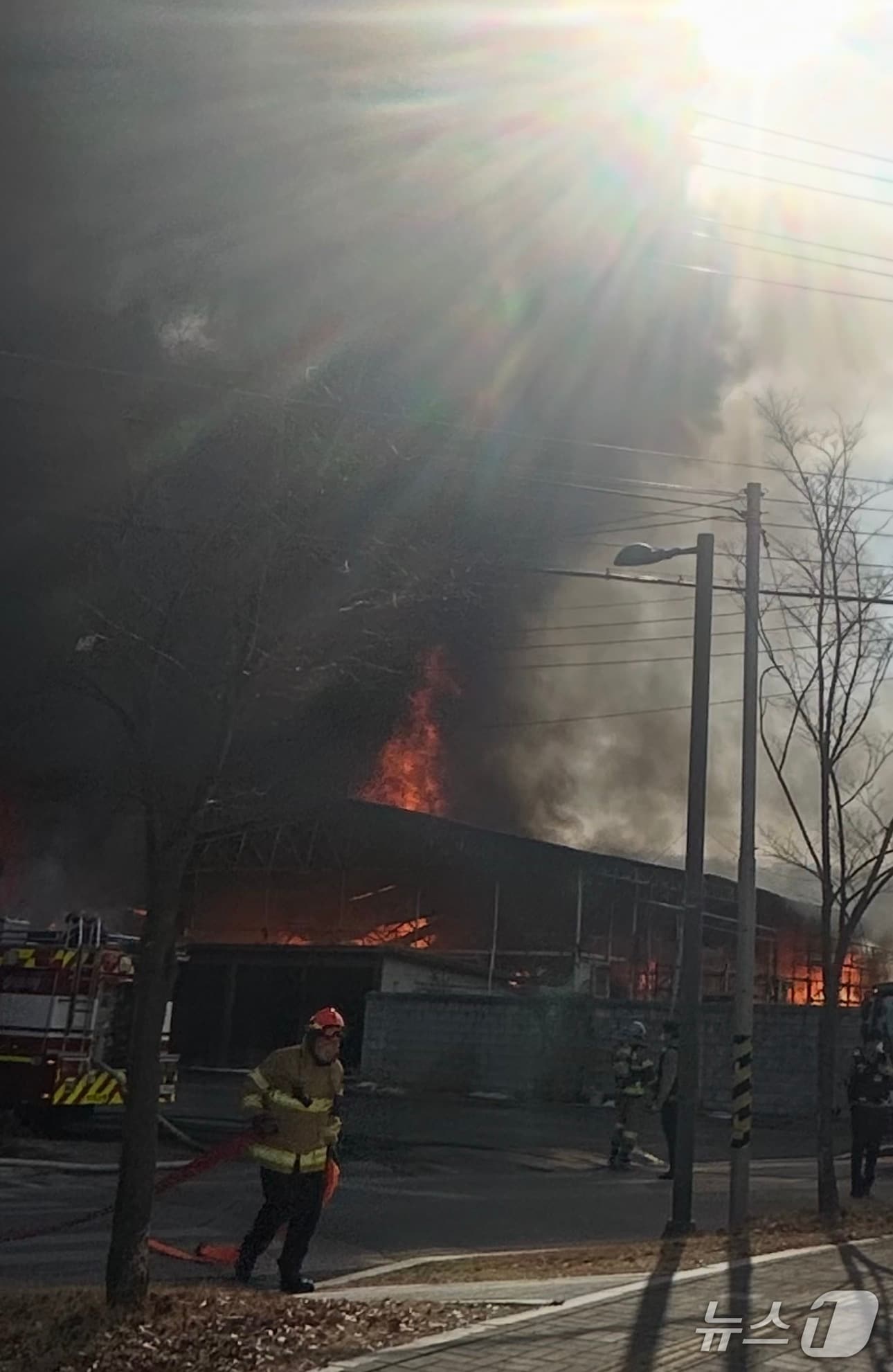 30일 오전 경기 양주시 삼숭동의 식당 건물과 창고 건물에서 불이 난 모습 (사진=양주시민)