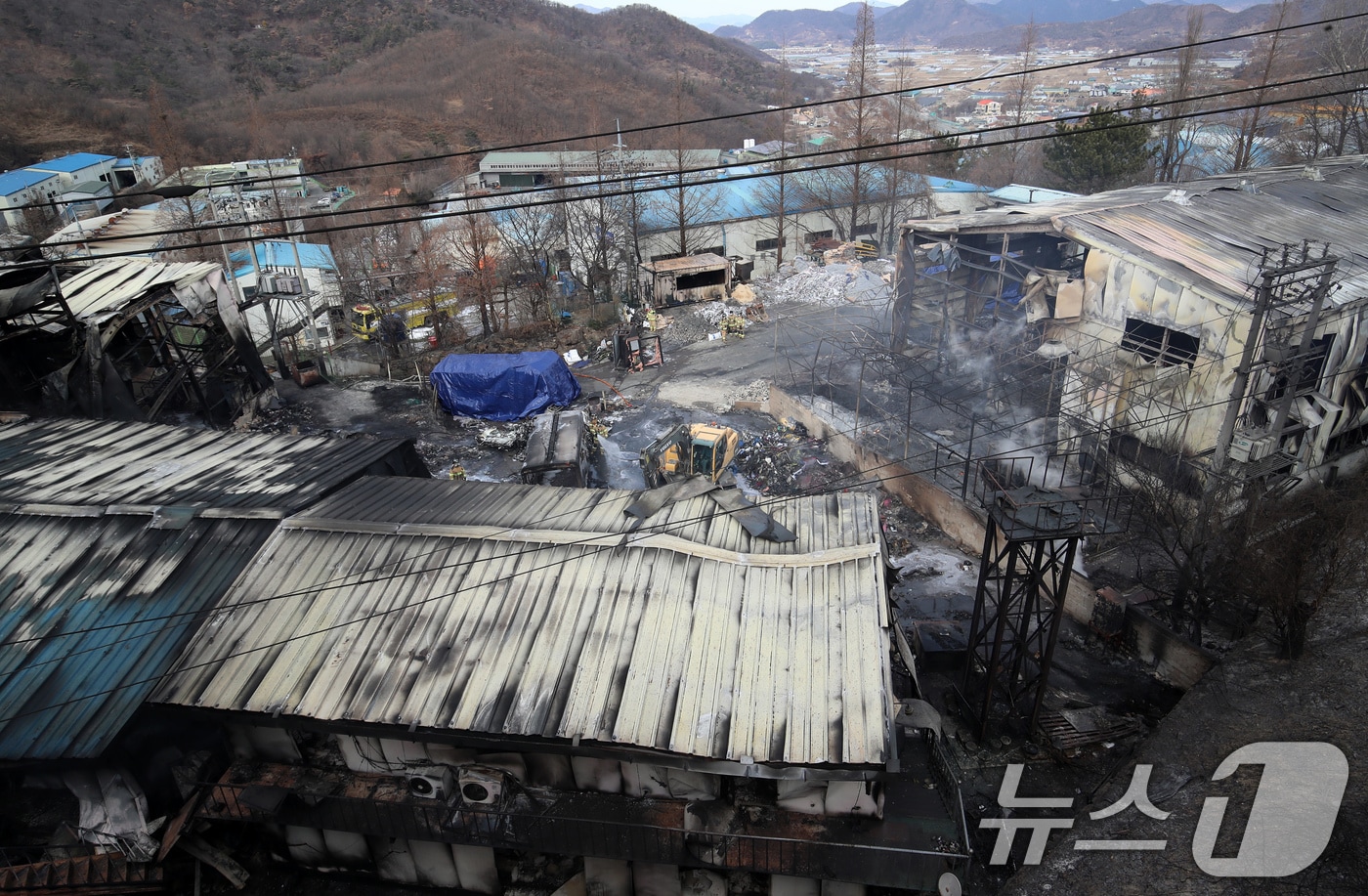 지난달 30일 오전 경남 김해 한 비철금속 제조공장 화재 현장에서 소방대원들이 진화작업을 벌이고 있다. 2026.1.30/뉴스1 ⓒ News1 윤일지 기자