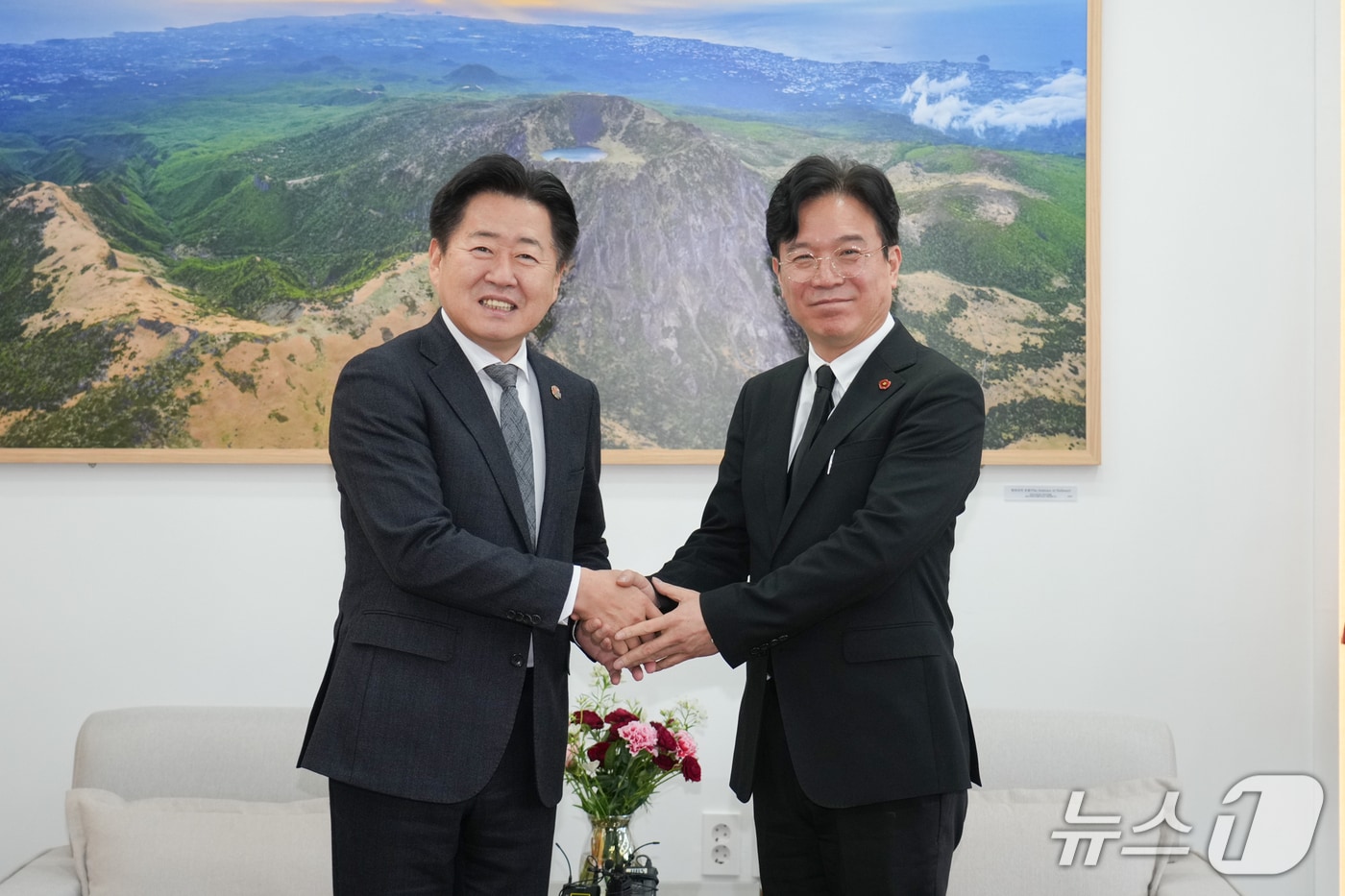 오영훈 제주지사와 김영훈 고용노동부 장관(제주도 제공. 재판매 및 DB금지)/뉴스1