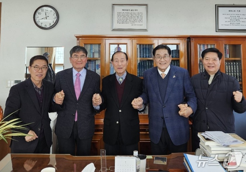 제천시 공공기관 유치 범시민추진위와 이원종 전 대통령 비서실장(중앙) 간담회.(제천시 제공. 재판매 및 DB금지)뉴스1  