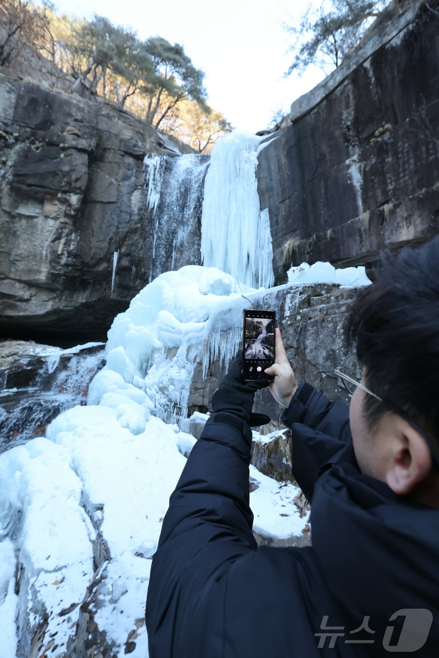 30일 충북 괴산군 연풍면 수옥폭포가 최근 이어진 맹추위로 거대한 빙폭으로 변해 관광객이 겨울장관을 촬영하고 있다.(괴산군 제공. 재판매 및 DB 금지) 2026.1.30/뉴스1 ⓒ News1 이성기 기자