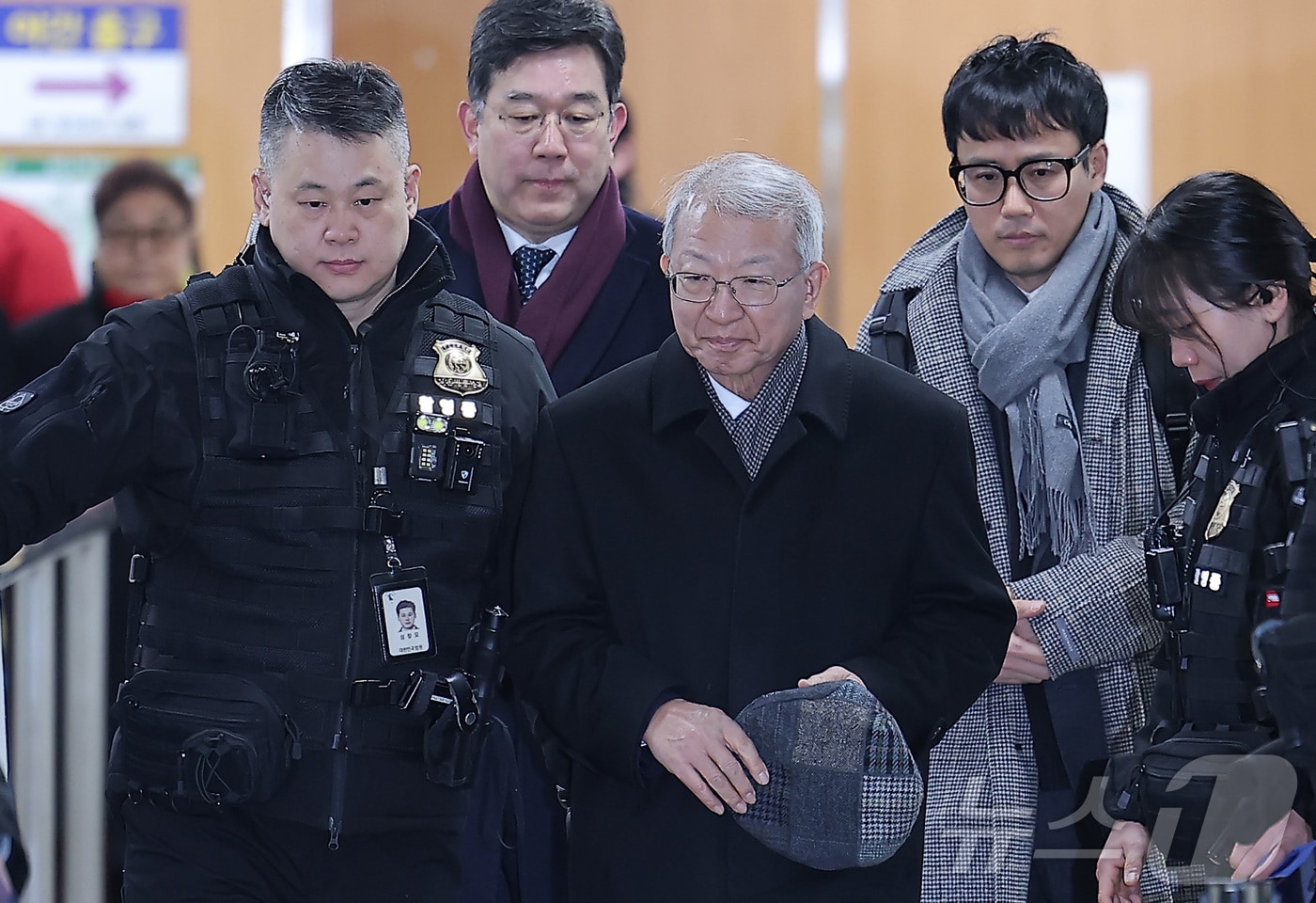 '사법농단' 의혹을 받는 양승태 전 대법원장이 30일 서울 서초구 서울고등법원에서 열린 직권남용 권리 행사 방해 혐의 2심 선고 공판에 출석하고 있다. 2026.1.30/뉴스1 ⓒ News1 김성진 기자