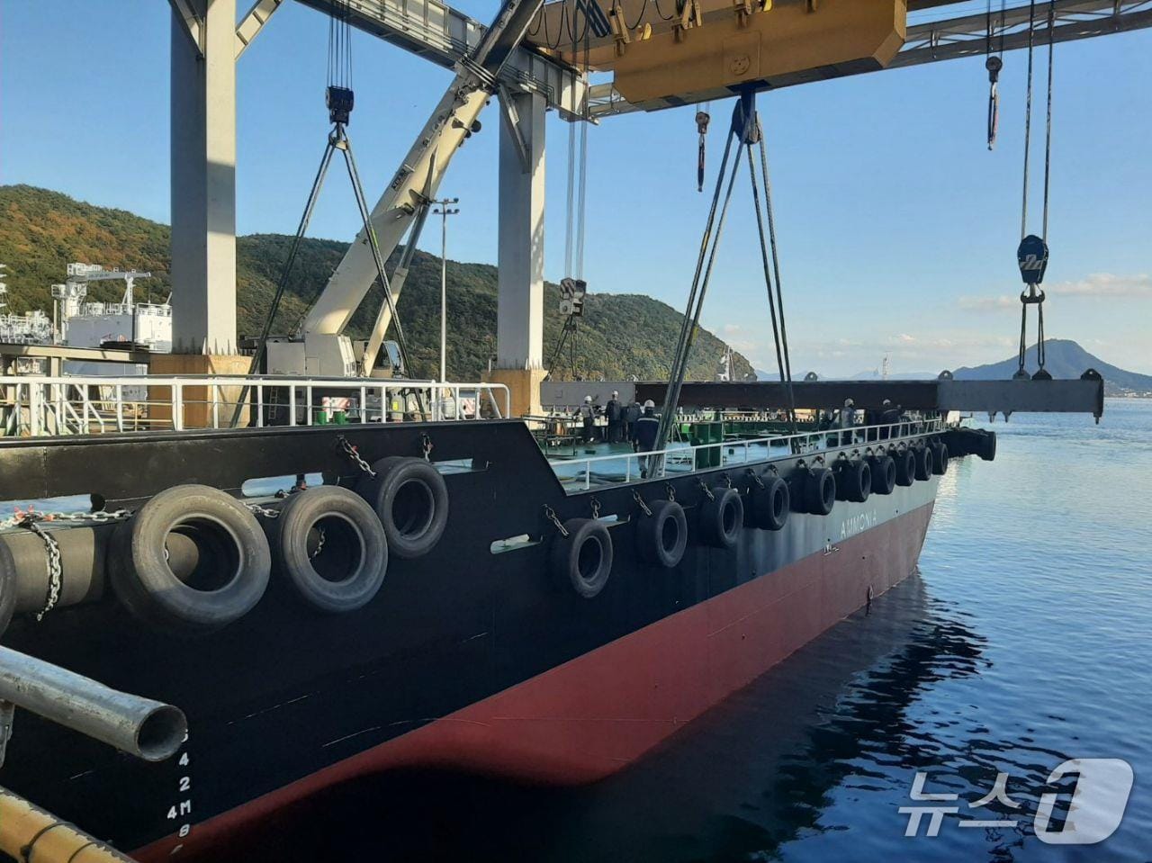 2024년 11월 이케이중공업에서 진수한 암모니아 혼소 연료추진시스템 선박(경남도 제공. 재판매 및 DB금지)