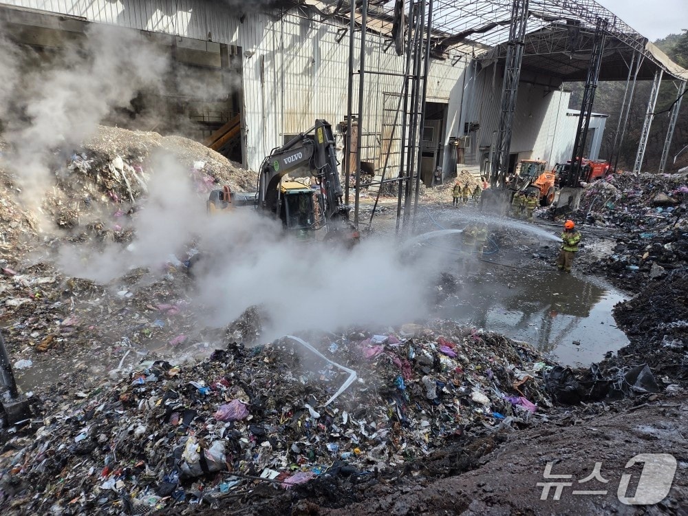  잔불 정리 중인 단양군 매포읍의 한 폐기물 업체 화재.(단양소방서 제공. 재판매 및 DB금지)뉴스1  