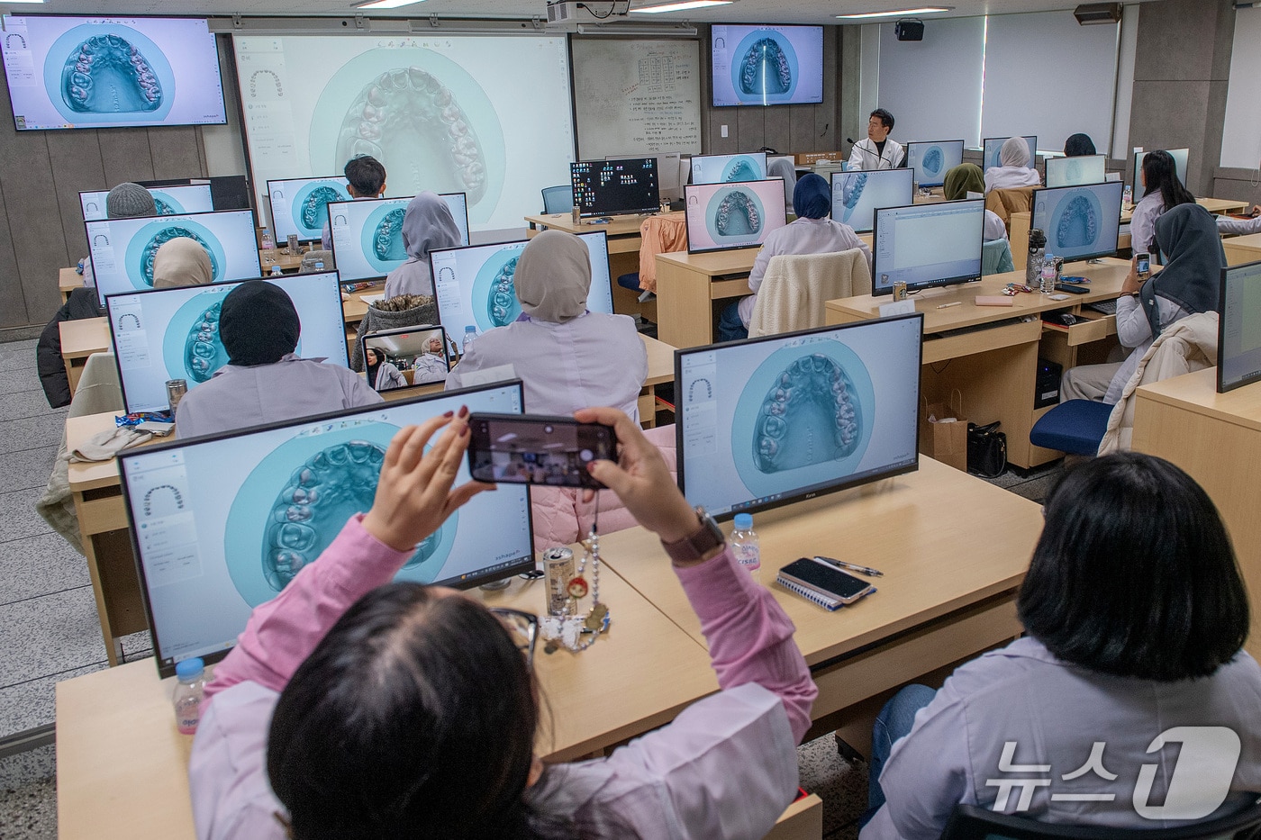 대구보건대 치기공학과 실습실에서 인도네시아 자카르타 보건산업기술대학Ⅱ 재학생들이 '디지털 CAD/CAM 기공학' 교육에 참여하고 있다. (대구보건대 제공. 재판매 및 DB 금지)