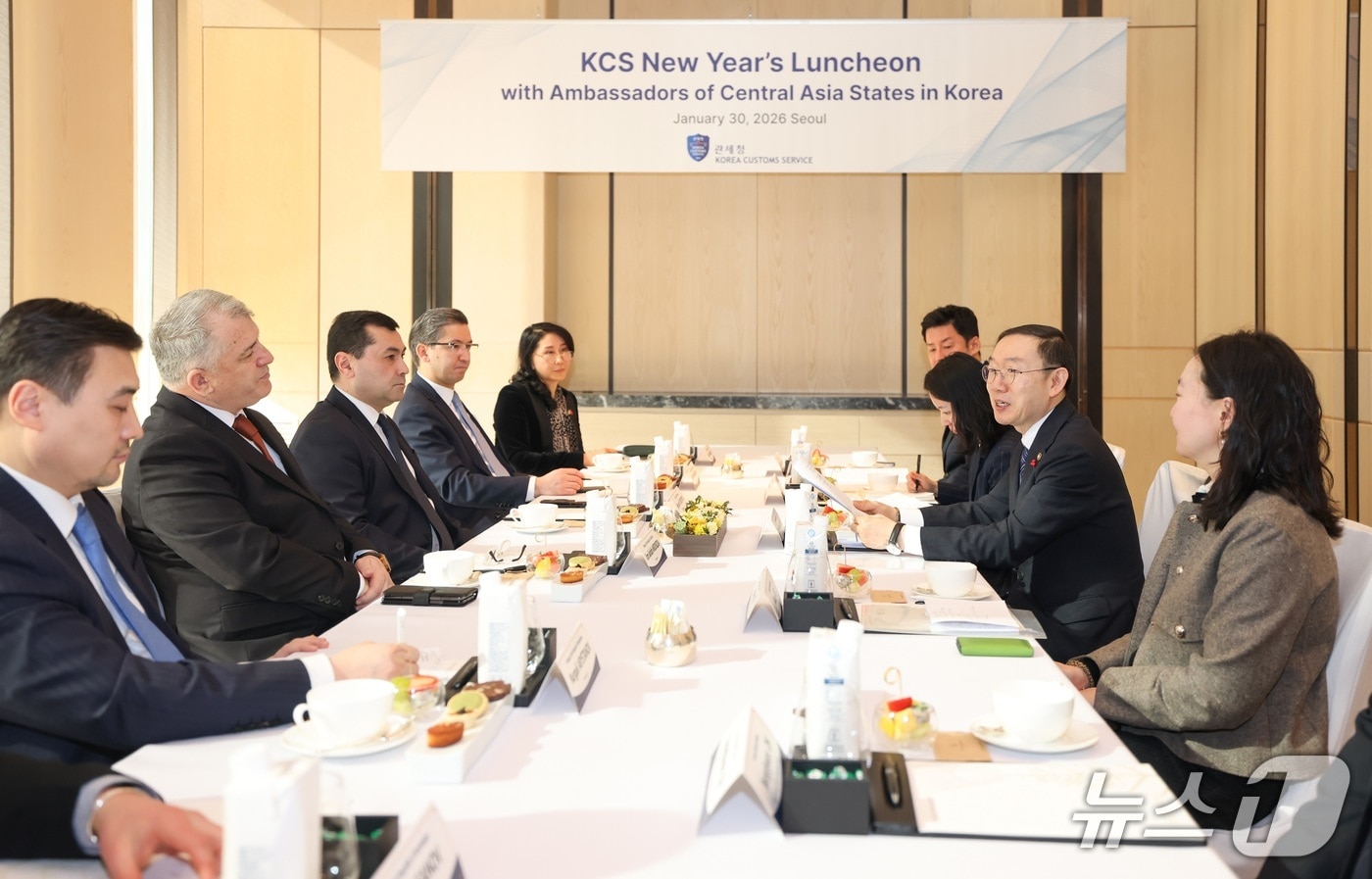 이명구 관세청장(오른쪽 두 번째)이 30일 중앙아시아 지역경제 협력체 6개 회원국 주한 대사단을 초청하여 오찬 간담회를 개최하고 있다. (관세청 제공.재판매 및 DB 금지)/뉴스1