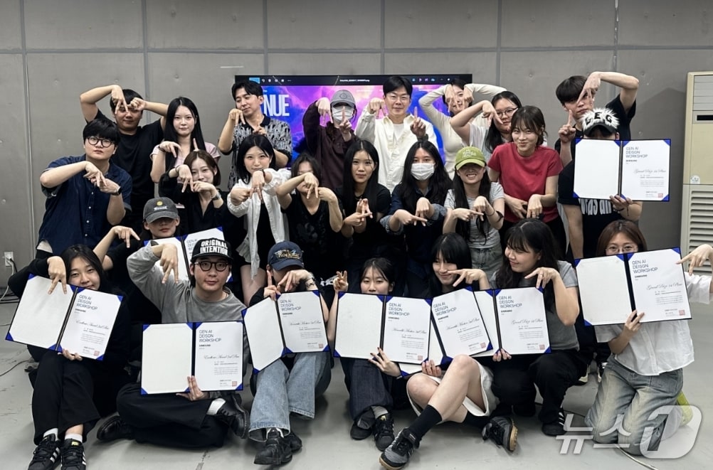 대구경북디자인진흥원의 디자인 인재 양성사업인 '코리아디자인멤버십플러스(KDM+)' 인공지능(AI) 디자인 워크숍에 참여한 대학생들이 기념사진을 찍고 있다.(대구경북디자인진흥원 제공, 재판매 및 DB 금지)