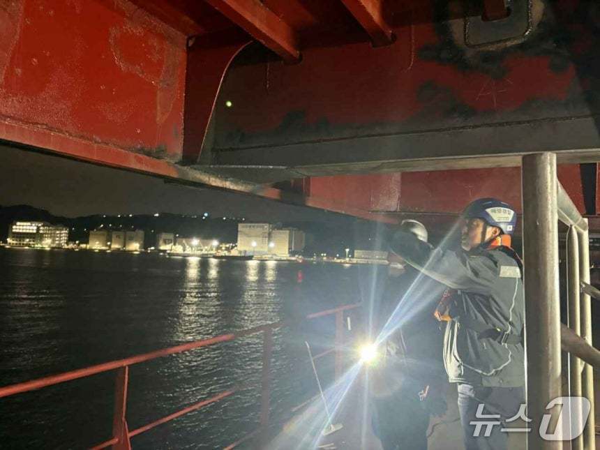 단속을 하고 있는 부산해경 (부산해양경찰서 제공. 재판매 및 DB금지)