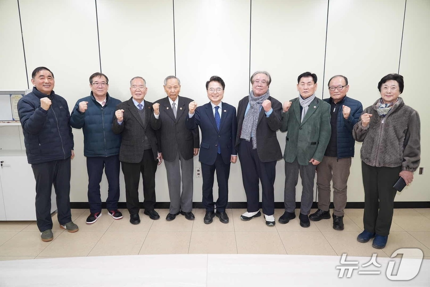 육동한 춘천시장은 30일 강원도 보훈회관을 찾아 도내 보훈단체 회장단과 간담회를 가진 뒤 기념촬영을 하고 있다.(춘천시 제공, 재판매 및 DB금지)